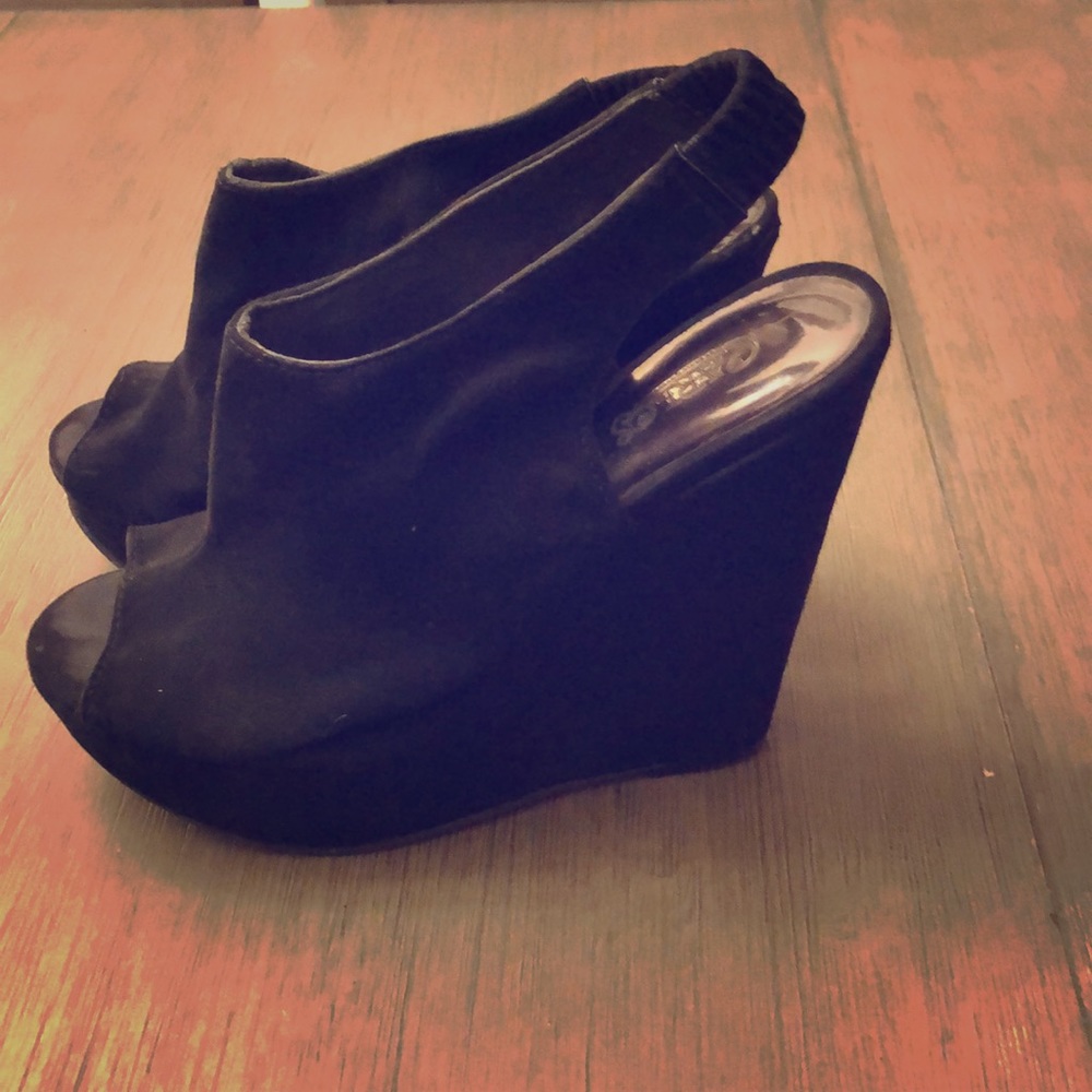 Carlos wedges